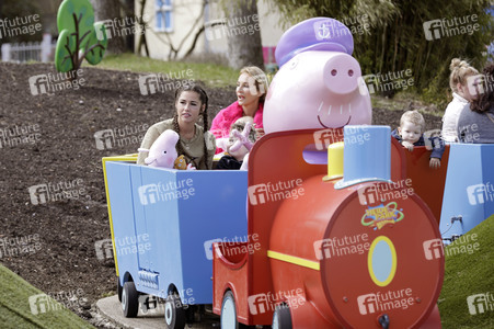 Fototermin mit Caroline Beil und Sarah Lombardi mit Kindern im Heide Park Soltau