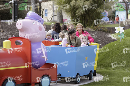 Fototermin mit Caroline Beil und Sarah Lombardi mit Kindern im Heide Park Soltau
