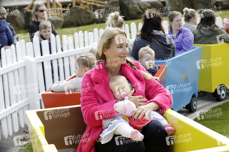 Fototermin mit Caroline Beil und Sarah Lombardi mit Kindern im Heide Park Soltau