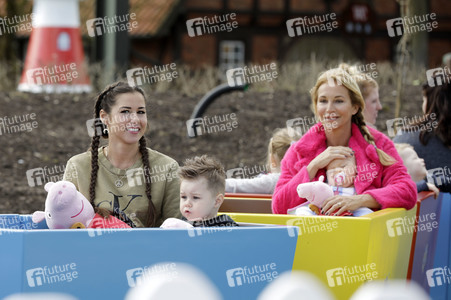 Fototermin mit Caroline Beil und Sarah Lombardi mit Kindern im Heide Park Soltau