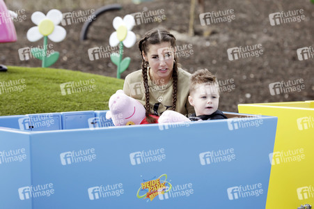 Fototermin mit Caroline Beil und Sarah Lombardi mit Kindern im Heide Park Soltau