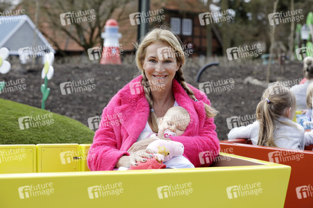 Fototermin mit Caroline Beil und Sarah Lombardi mit Kindern im Heide Park Soltau