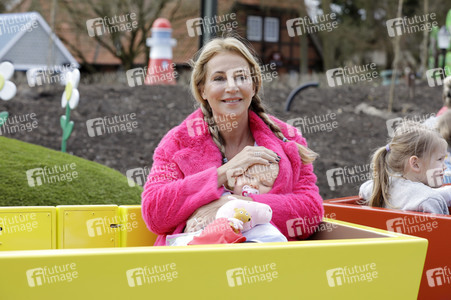 Fototermin mit Caroline Beil und Sarah Lombardi mit Kindern im Heide Park Soltau