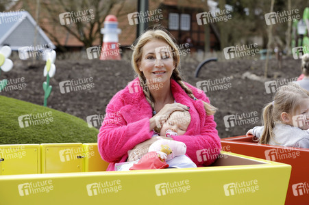 Fototermin mit Caroline Beil und Sarah Lombardi mit Kindern im Heide Park Soltau