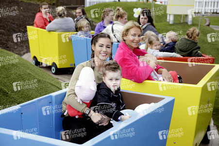 Fototermin mit Caroline Beil und Sarah Lombardi mit Kindern im Heide Park Soltau