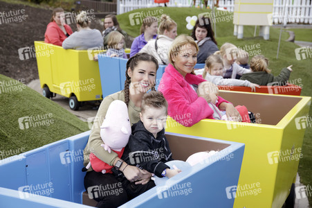 Fototermin mit Caroline Beil und Sarah Lombardi mit Kindern im Heide Park Soltau