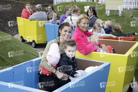 Fototermin mit Caroline Beil und Sarah Lombardi mit Kindern im Heide Park Soltau