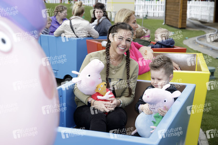 Fototermin mit Caroline Beil und Sarah Lombardi mit Kindern im Heide Park Soltau