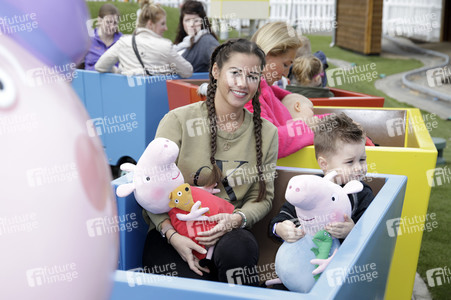 Fototermin mit Caroline Beil und Sarah Lombardi mit Kindern im Heide Park Soltau