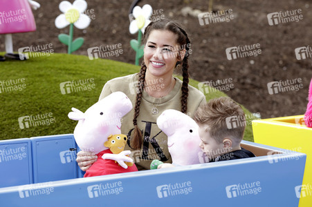 Fototermin mit Caroline Beil und Sarah Lombardi mit Kindern im Heide Park Soltau