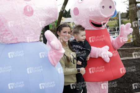 Fototermin mit Caroline Beil und Sarah Lombardi mit Kindern im Heide Park Soltau