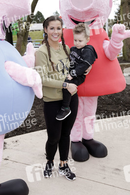 Fototermin mit Caroline Beil und Sarah Lombardi mit Kindern im Heide Park Soltau