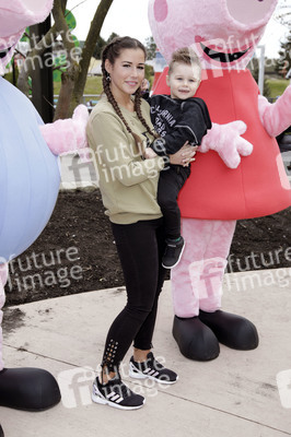 Fototermin mit Caroline Beil und Sarah Lombardi mit Kindern im Heide Park Soltau