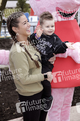 Fototermin mit Caroline Beil und Sarah Lombardi mit Kindern im Heide Park Soltau