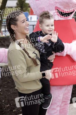 Fototermin mit Caroline Beil und Sarah Lombardi mit Kindern im Heide Park Soltau