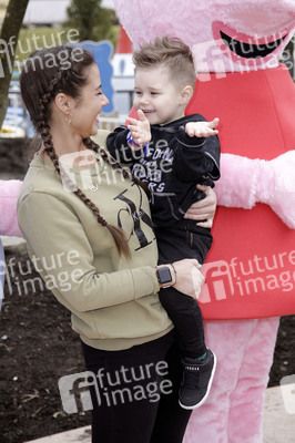 Fototermin mit Caroline Beil und Sarah Lombardi mit Kindern im Heide Park Soltau