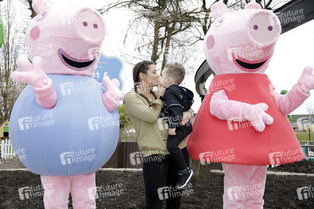 Fototermin mit Caroline Beil und Sarah Lombardi mit Kindern im Heide Park Soltau