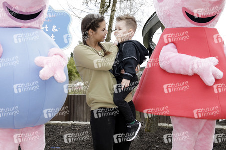 Fototermin mit Caroline Beil und Sarah Lombardi mit Kindern im Heide Park Soltau