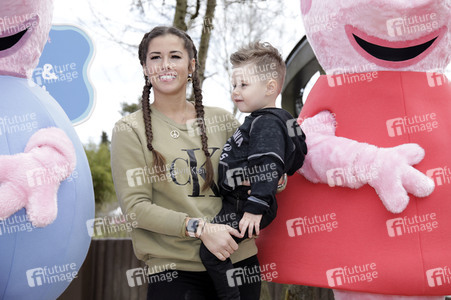 Fototermin mit Caroline Beil und Sarah Lombardi mit Kindern im Heide Park Soltau