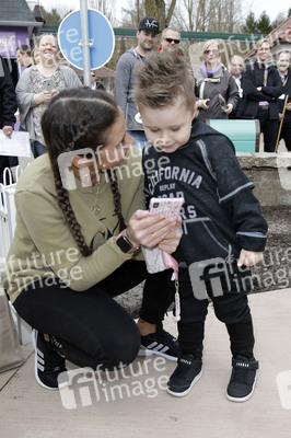 Fototermin mit Caroline Beil und Sarah Lombardi mit Kindern im Heide Park Soltau