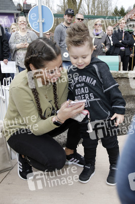 Fototermin mit Caroline Beil und Sarah Lombardi mit Kindern im Heide Park Soltau