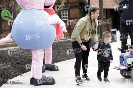 Fototermin mit Caroline Beil und Sarah Lombardi mit Kindern im Heide Park Soltau