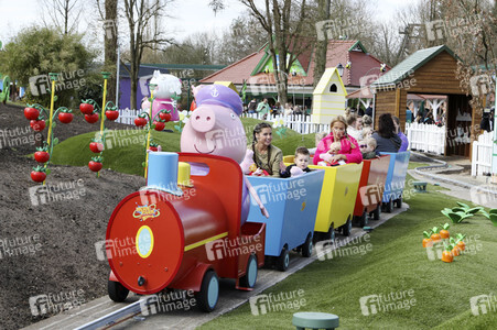 Fototermin mit Caroline Beil und Sarah Lombardi mit Kindern im Heide Park Soltau
