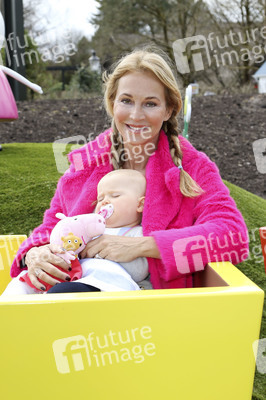 Fototermin mit Caroline Beil und Sarah Lombardi mit Kindern im Heide Park Soltau