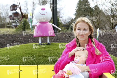 Fototermin mit Caroline Beil und Sarah Lombardi mit Kindern im Heide Park Soltau