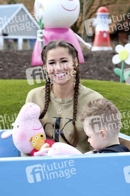 Fototermin mit Caroline Beil und Sarah Lombardi mit Kindern im Heide Park Soltau