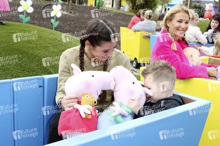 Fototermin mit Caroline Beil und Sarah Lombardi mit Kindern im Heide Park Soltau