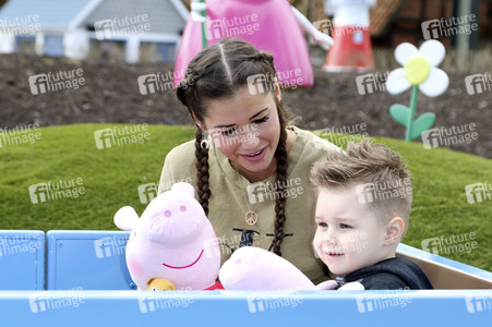 Fototermin mit Caroline Beil und Sarah Lombardi mit Kindern im Heide Park Soltau