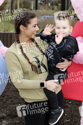 Fototermin mit Caroline Beil und Sarah Lombardi mit Kindern im Heide Park Soltau
