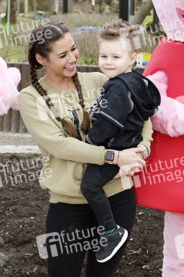 Fototermin mit Caroline Beil und Sarah Lombardi mit Kindern im Heide Park Soltau