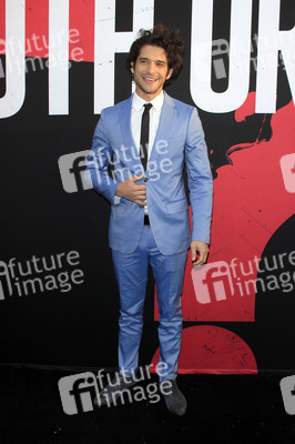 Filmpremiere 'Blumhouse präsentiert: Wahrheit oder Pflicht' in Los Angeles