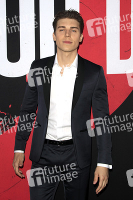 Filmpremiere 'Blumhouse präsentiert: Wahrheit oder Pflicht' in Los Angeles