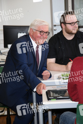 Frank-Walter Steinmeier besucht Berufsschulen in Hamburg