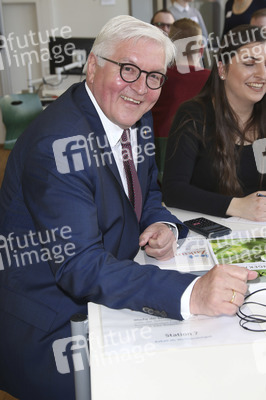 Frank-Walter Steinmeier besucht Berufsschulen in Hamburg
