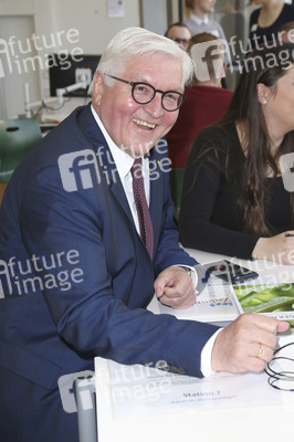 Frank-Walter Steinmeier besucht Berufsschulen in Hamburg