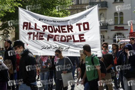 Demonstration der Gruppierung Jugendwiderstand in Berlin