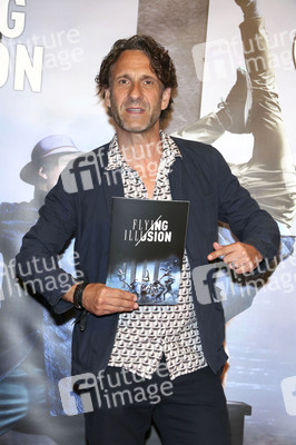 Premiere der Tanzshow 'Flying Illusion' in Berlin