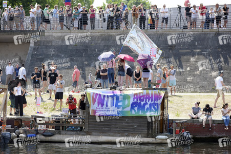 Gegendemo zur AfD Demo 'Zukunft Deutschland' in Berlin