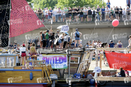 Gegendemo zur AfD Demo 'Zukunft Deutschland' in Berlin