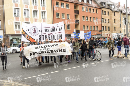 Demonstration 'Bildung statt Abschiebung' in Nürnberg