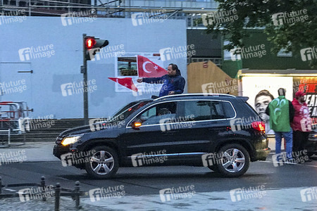 Türken feiern Erdogans Wahlsieg in Berlin