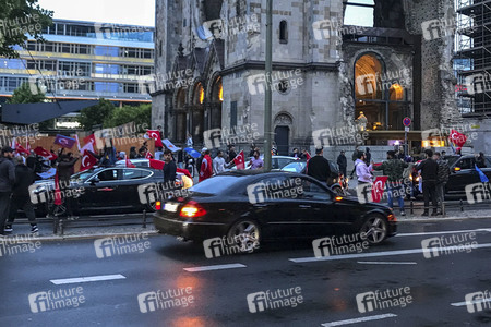 Türken feiern Erdogans Wahlsieg in Berlin