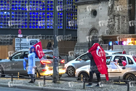 Türken feiern Erdogans Wahlsieg in Berlin