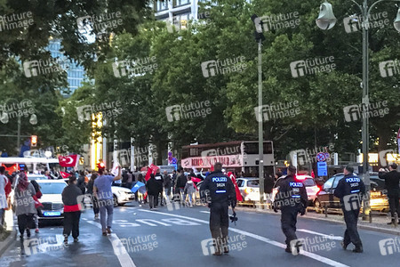 Türken feiern Erdogans Wahlsieg in Berlin