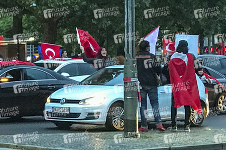Türken feiern Erdogans Wahlsieg in Berlin