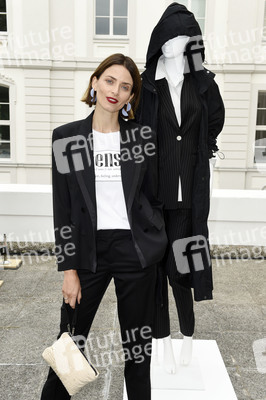 Gruppenausstellung des Kulturformats Der Berliner Salon auf der Berlin Fashion Week Spring/Summer 2019